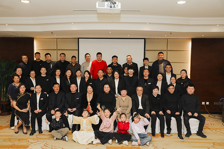 公司全體員工合影